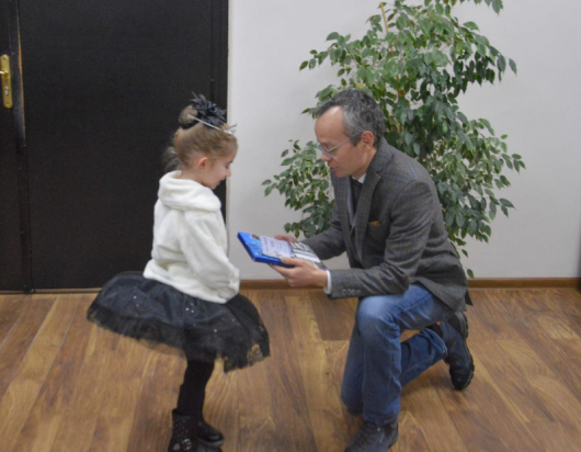 Община Благоевград днес посрещна малката балерина Сесил която връчи покани
