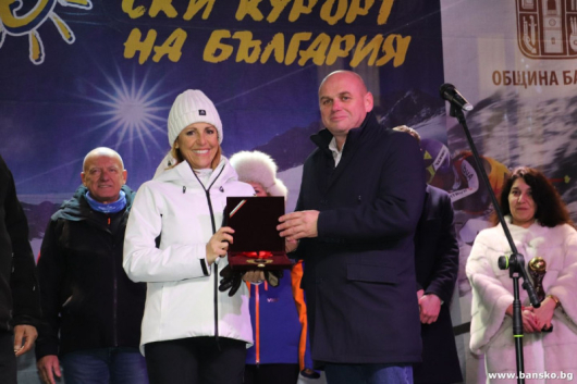 Кметът Стойчо Баненски връчи на легендарната скиорка Дебора Компаньони Почетен