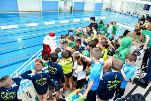 Вчера се проведе международният турнир по плуване Дядо Коледа в