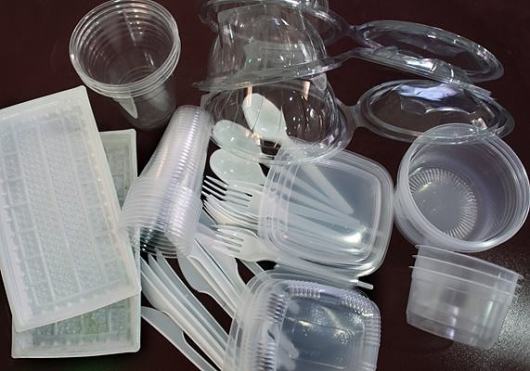 От 1 януари 2024 г поскъпват пластмасовите чаши и кутии