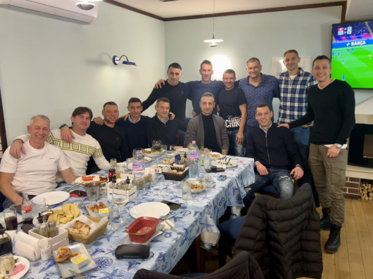 Димитър Бербатов седнана маса в столично заведение куп славни футболисти