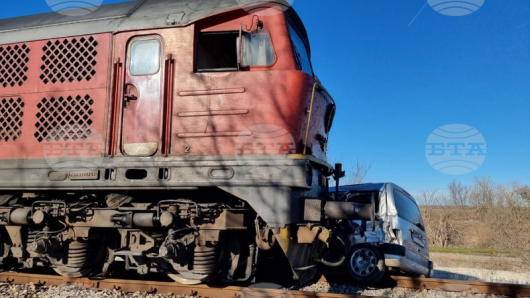 Катастрофа на железопътен прелез забавя движението на влаковете в област
