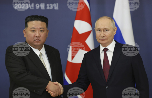 Руският президент Владимир Путин се ръкува със севернокорейския лидер Ким Чен-ун на среща на руския космодрум 