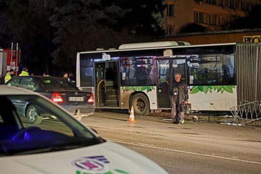 Четирима души са ранениприкатастрофамеждуавтобусна градския транспорт илек автомобилна столичната ул