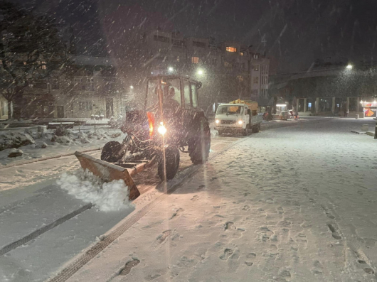 В Благоевград цял ден вали снегът натрупа и усложни пътната
