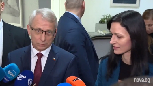 Премиерът акад Николай Денкови вицепремиерътМария Габриелзаявиха пред медиите чепроцесътоколоротациятанаправителствотовървиспокойно въпросите