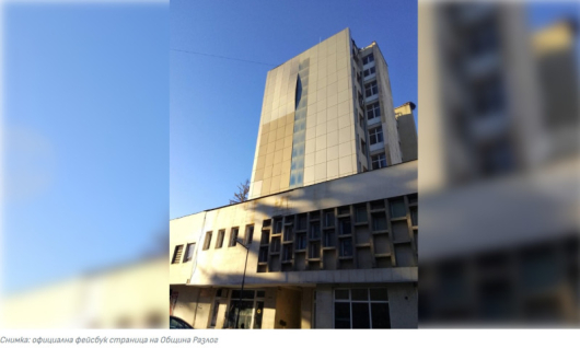 Поради силен вятър е компрометирана фасадата на сграда в Разлог
