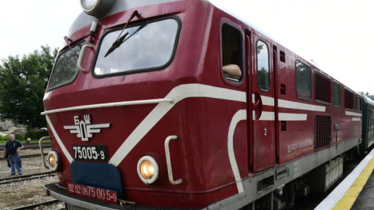 Заради инцидента два влака са спрениЛокомотивът на родопската теснолинейка Септември
