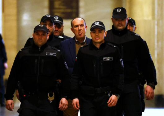 Съдът пусна под домашен арест обвинения в шпионаж полицайот ГДБОП