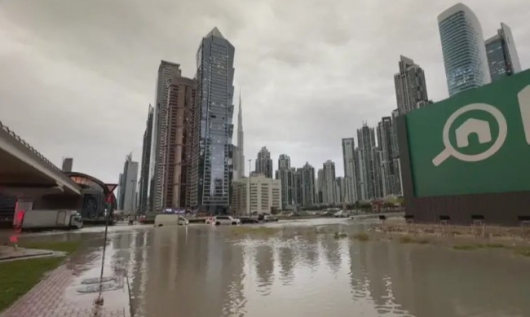евиждани наводнения сполетяха сухия и горещ Дубай след като две
