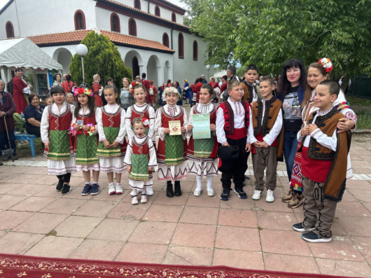 Фолклорният фестивал Фолклор с приятели в село Струма събра гости