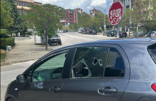 Полицията в Благоевград работи по три сигнала за счупени стъкла