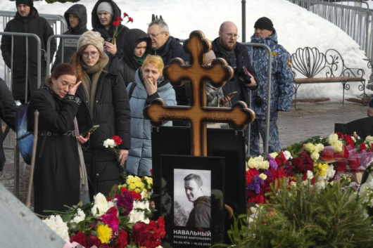 Снимка: Свещеникът, отслужил панихида в памет на Навални, е отстранен за три години