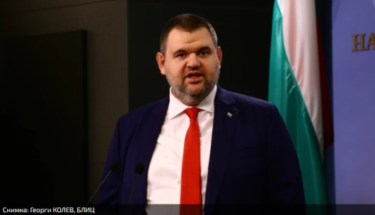 Председателят на ДПС Делян Пеевски коментира пред журналисти в парламентаза