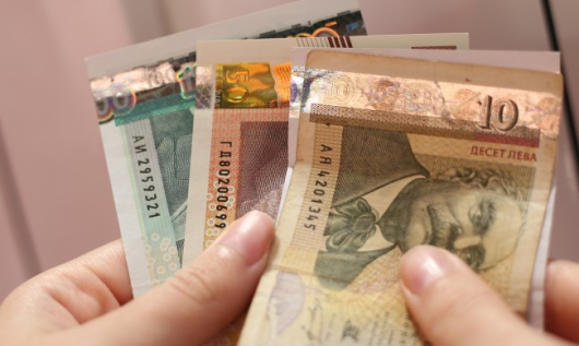Снимка: Хващат най-много негодни банкноти от 10 лева