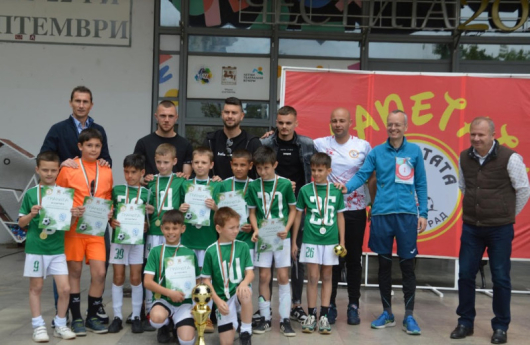 Кметът Методи Байкушев награди част от победителите в оспорваните срещиФутболни