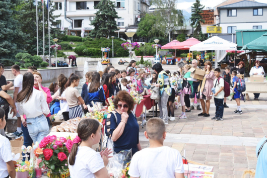 Красив и пъстроцветен Великденски благотворителен базар на пл България Училища детски