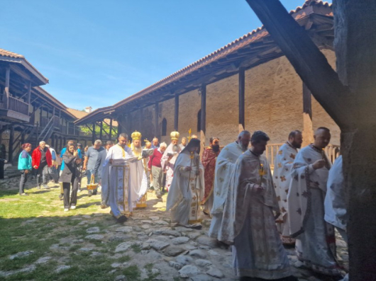 Десетки миряниотново се събраха в Роженския манастир натретия ден от