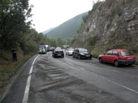 Скалите по пътя през Кресненското дефиле са силно напукани и всеки момент могат да се свлекат върху пътя и така да прекъснат връзката с Гърция. Снимка „Труд“ 