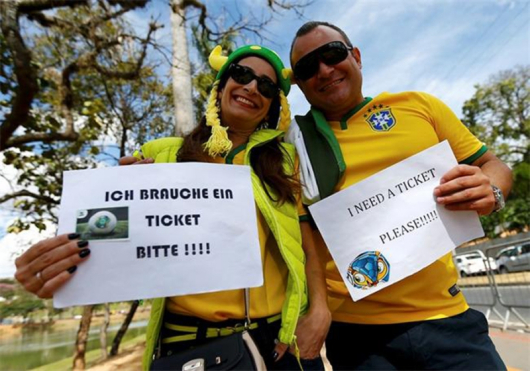 Бразилски фенове търсят билети преди 1/2-финала с Германия.