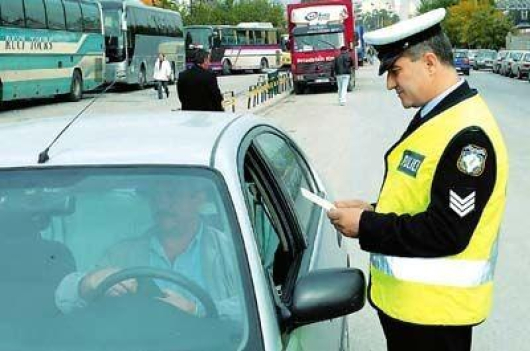 Полицай проверява документите на шофьор в Атина. СНИМКА: 24 Часа