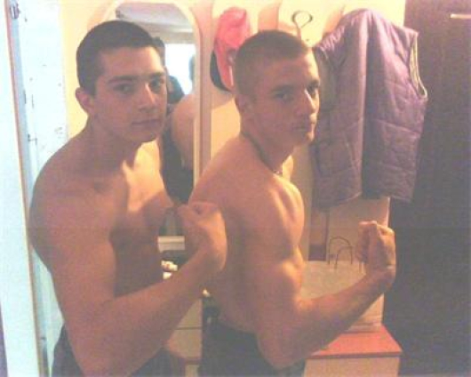 Александър Донов (вляво) и Патрик Първев (вдясно) показват мускули и се снимат с мобилен телефон. СНИМКА: ФЕЙСБУК