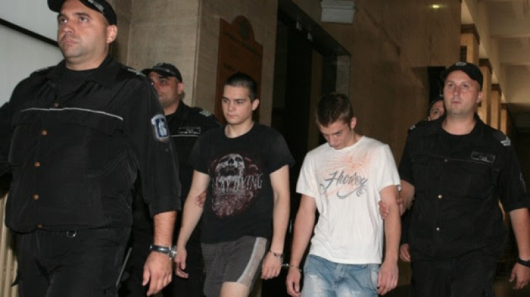 Александър Донов и Патрик Първев вървят към съдебната зала