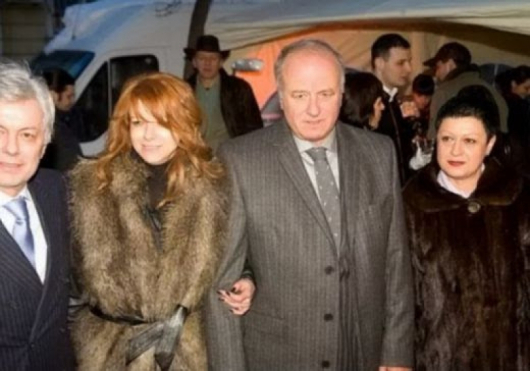 Антов с дъщеря си Мая (вляво) при една от малкото си публични изяви. Модният диктатор странеше от светски мероприятия, а последното му тв участие бе преди години във „Вечерното шоу на Азис”.