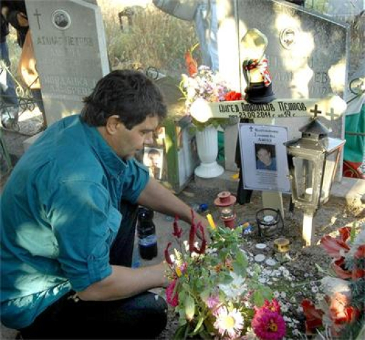 Бащата на Ангел пали свещи на гроба на сина си