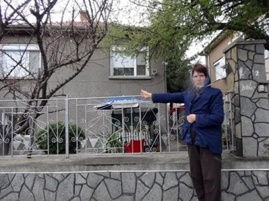 Съседката на Ройдова - Йорданка Милчева, показва къщата на злодейката в Браниполе. СНИМКА: Радко Паунов