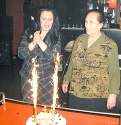 Най-голямата внучка - Деси Узунова, и рожденичката баба Верка Качулска разрязаха тортата