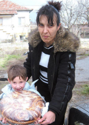 Кметицата на селото Десислава Стоянова и малкият й син се включиха в селското първенство със сладка козуначена питка