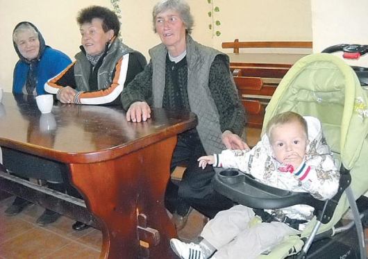 Малкият Пепи е талисман на пенсионерския клуб, всеки ден неговата баба Катерина Бакалова го води там