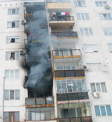 Пожарът лумнал на втория етаж и пушекът бързо обхванал целия блок