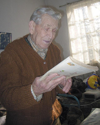 Дядо Харалампи всеки ден чете книги на немски