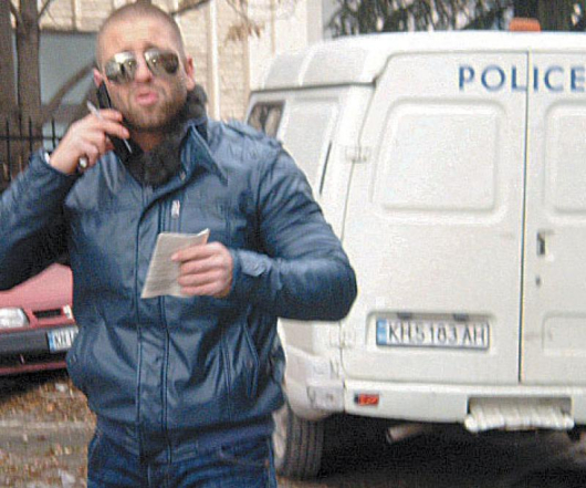 Стоян Колев от Бургас непрекъснато говореше по мобилния телефон, докато полицаите проверяваха дали автомобилът не е краден