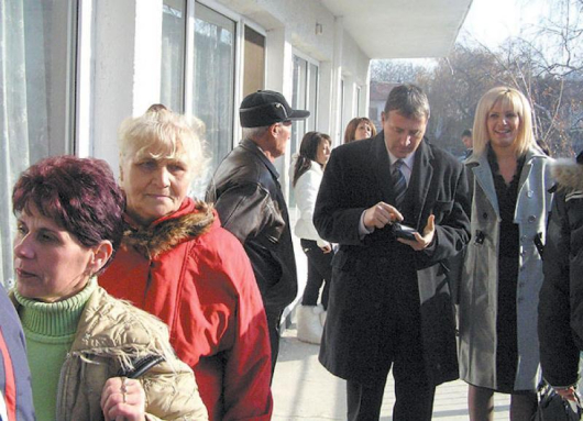 Кандидатът на ГЕРБ Кр. Герчев и съпругата му, която е родом от Банско, се наредиха на опашка пред IХ секция, за да гласуват