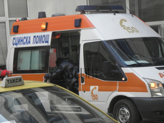Линейката от Сандански чака 1 час в двора на спешен център, докато лекарите се разберат