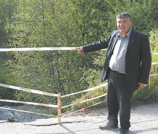 Кметът на с. Долно Осеново Б. Сигменов показа свлачището и зейналата пропаст под пътното платно