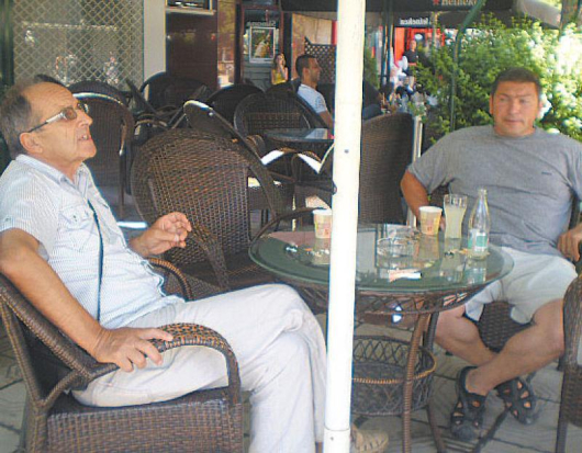 Иван Атанасов /вляво/ и Владимир Ангелов-Стъклето седнаха да си допият кафето, след като изгасиха опасен пожар