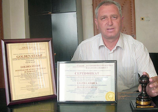 Медицинският управител д-р Кр. Михайлов показа с гордост високите отличия, с които е удостоена болницата