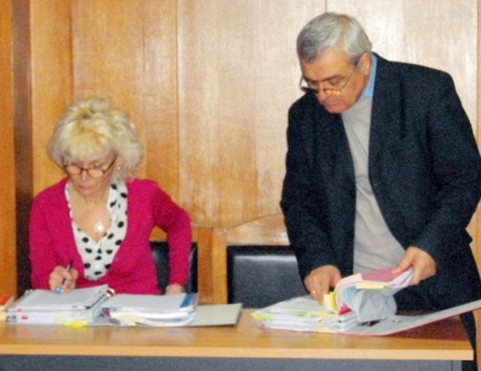 Атанас Янев и адвокатката му Капка Гергинова в съдебна зала в Кюстендил
