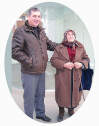77-г. Карамфила Димитрова, придружавана от кмета на съседното село Яково Велин Иванов
