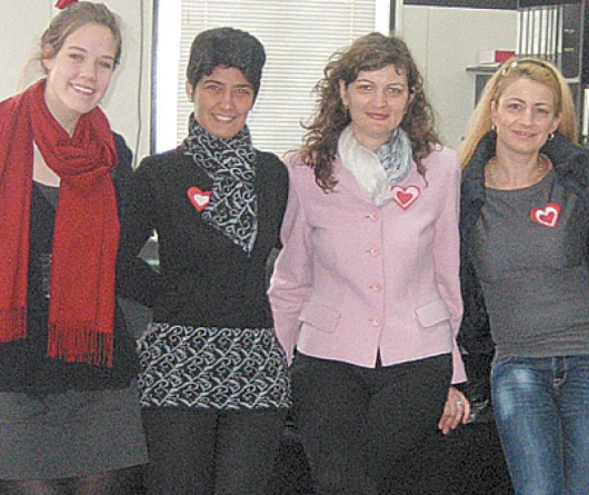 Американката Емили Кол /вляво/ закачи валентинки на колегите си в ЕГ