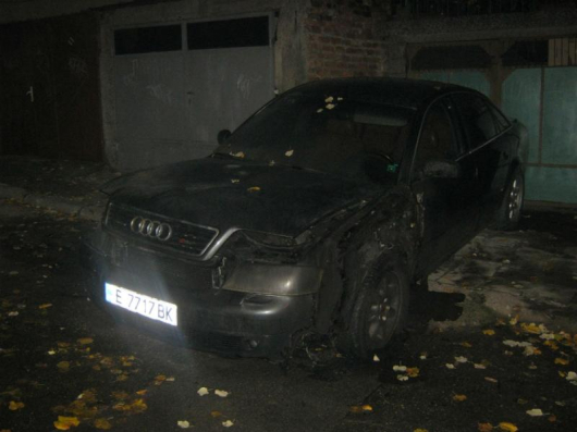 Автомобилът пламна снощи пред дома на Занков