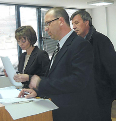 Бл. Дункин /вдясно/ дойде с адвокатите си в Административен съд - Благоевград, за да обжалва изборните резултати в Разлог