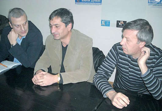 Петър Москов /крайният отляво/ обвини в Разлог местната структура на ГЕРБ в пренатягане по време на изборите