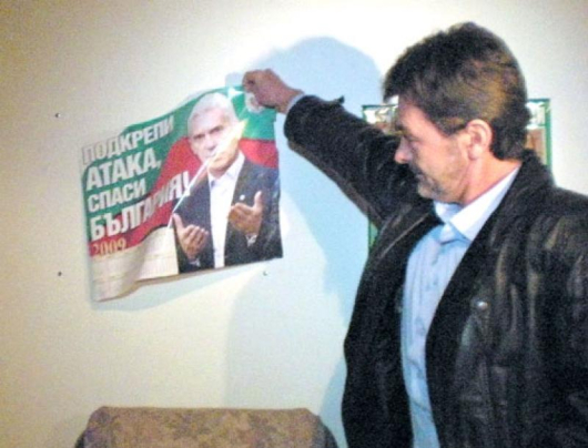В клуба на „Атака”, афектиран от отстраняването от лидерския пост, Кирил Стойков изпокъса плакатите на Волен Сидеров и партийното знаме
