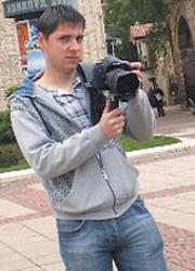 Емил Кастрев с фотоапарат в ръка