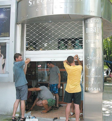 Обраният златарски магазин в Сандански вчера беше затворен, подменена бе металната му решетка